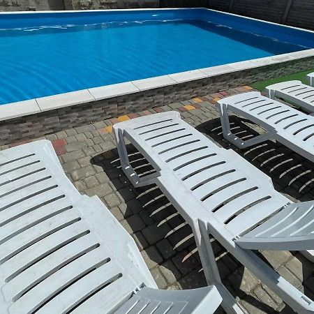 Balcony Hotel Zaliznîi Port Exterior foto