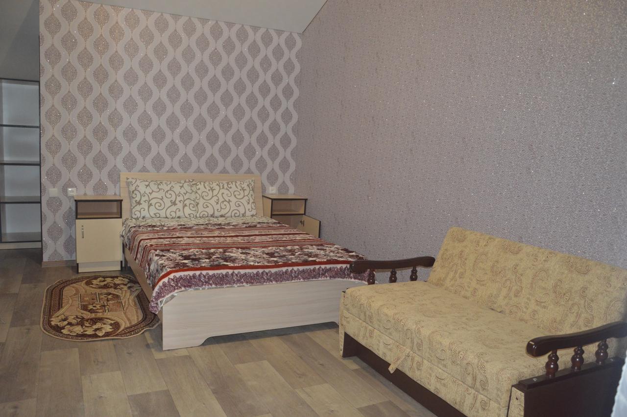 Balcony Hotel Zaliznîi Port Exterior foto