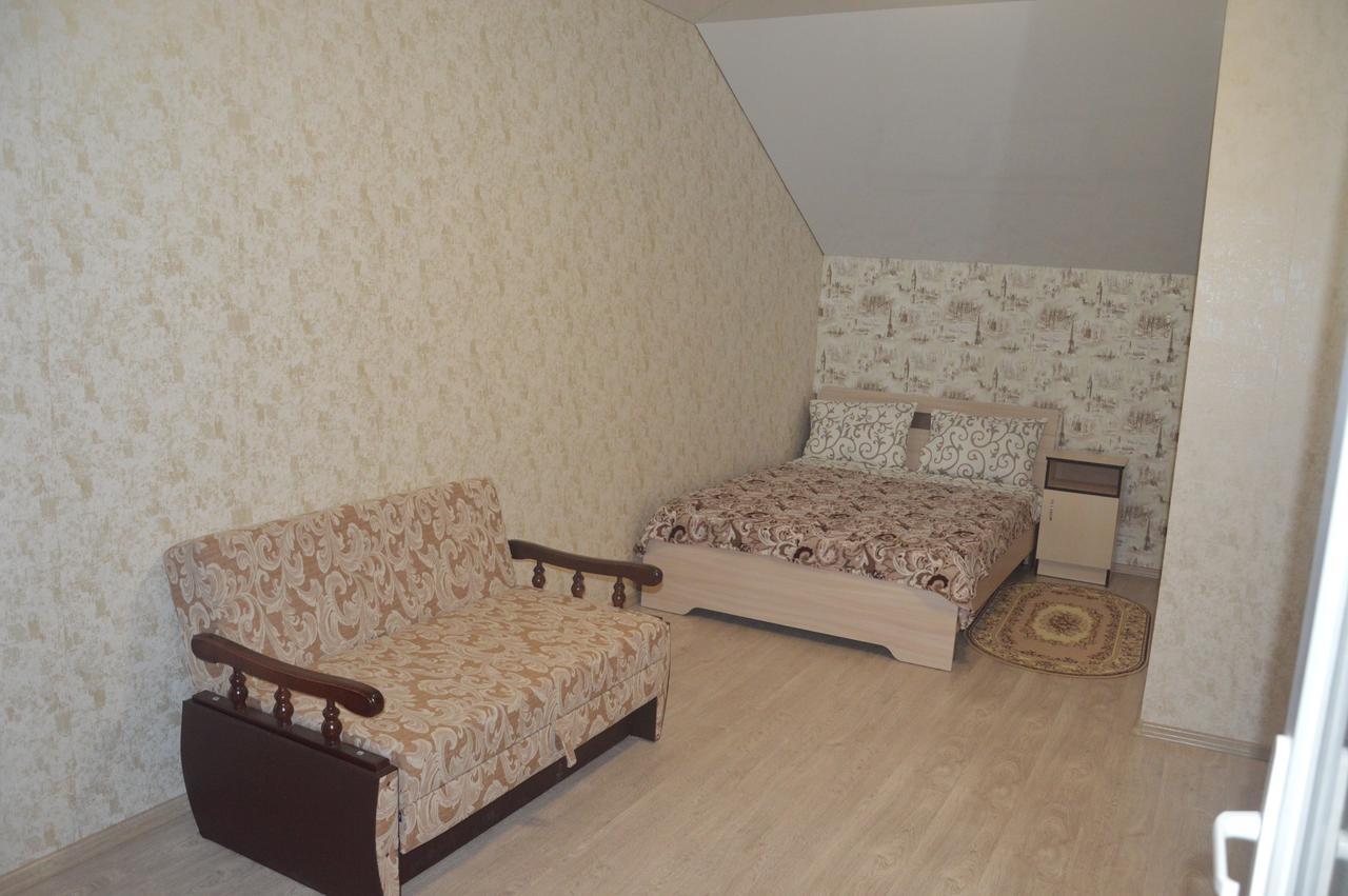 Balcony Hotel Zaliznîi Port Exterior foto