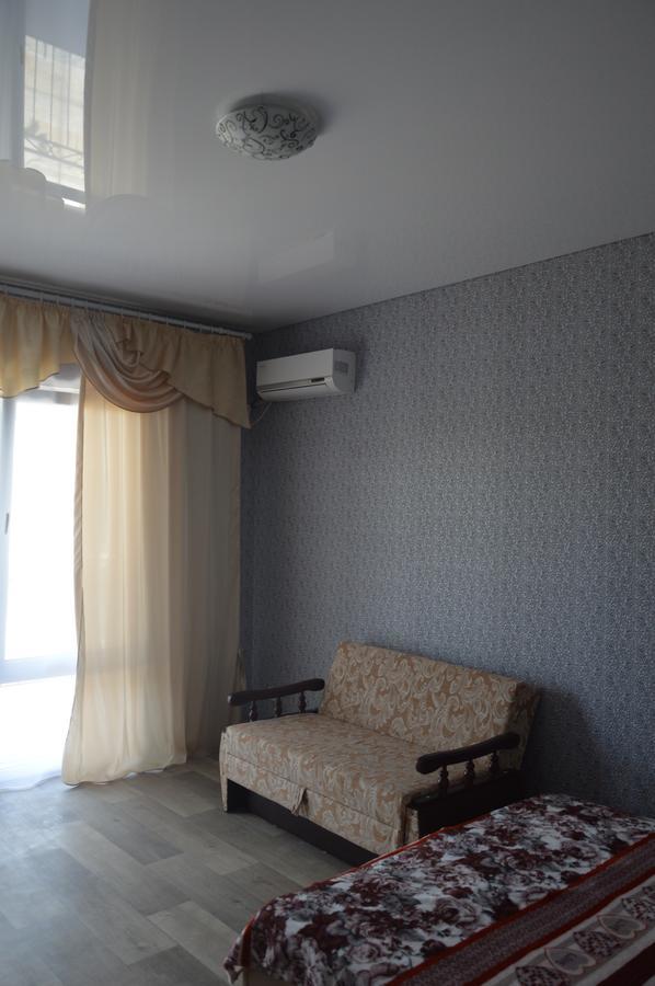 Balcony Hotel Zaliznîi Port Exterior foto