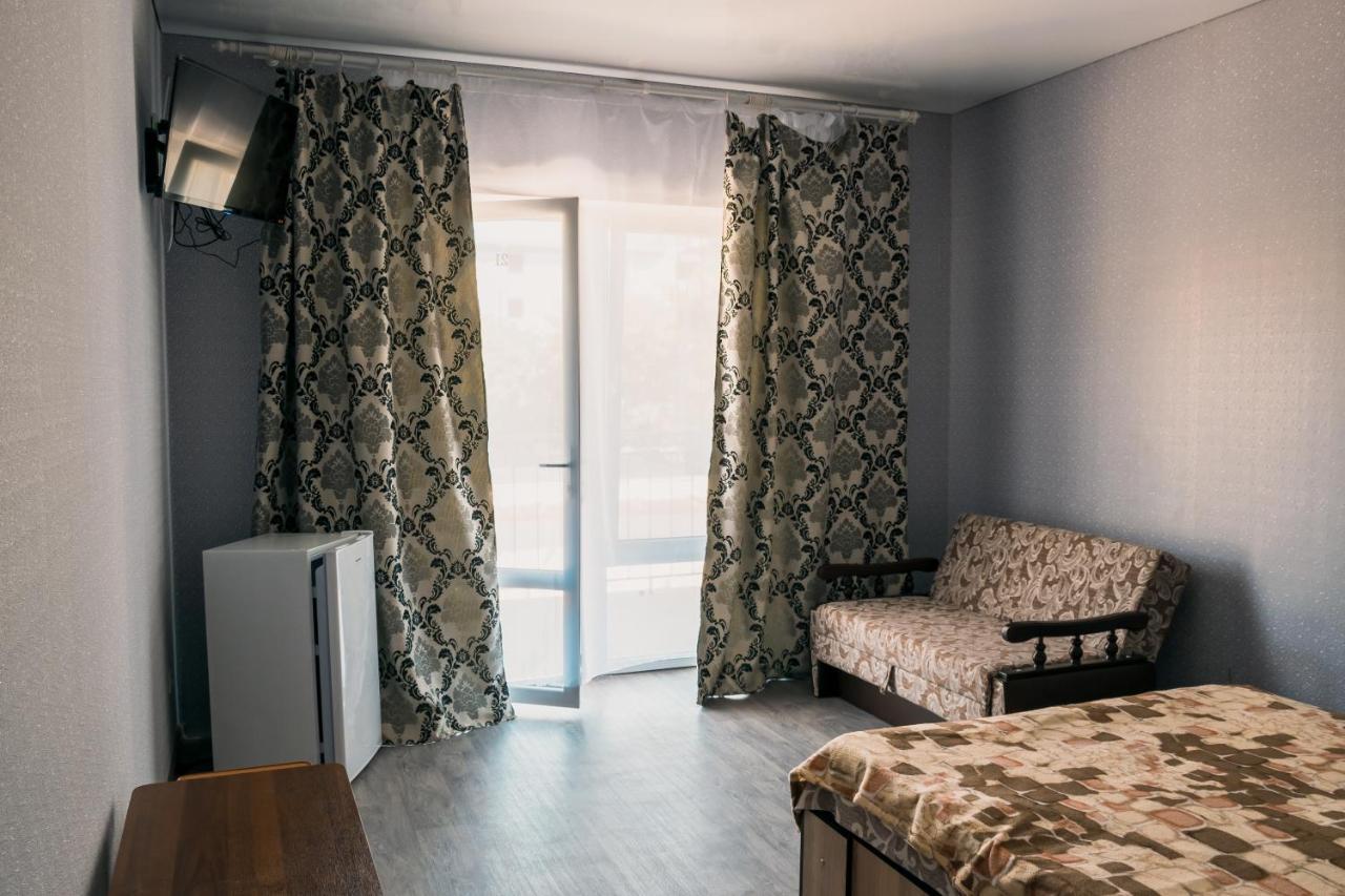 Balcony Hotel Zaliznîi Port Exterior foto