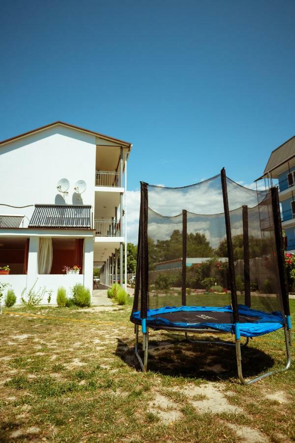Balcony Hotel Zaliznîi Port Exterior foto